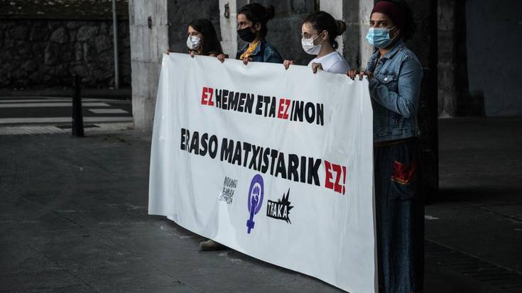 Herritar ugari elkartu dira Goikoplazan azken egunetan jazo diren eraso matxistak salatzeko