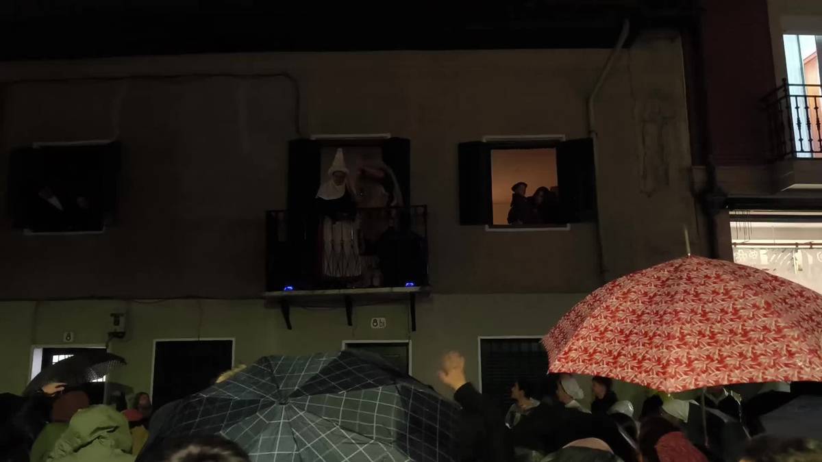 Olentzeroren eta Mari Domingiren mintzaldia haurrei, balkoitik