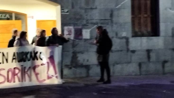 Azaroaren 25eko manifestuaren irakurketa