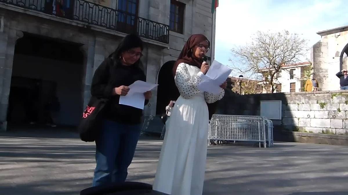 Arrazakeriaren aurkako eguneko mezua irakurri dute Goikoplazan