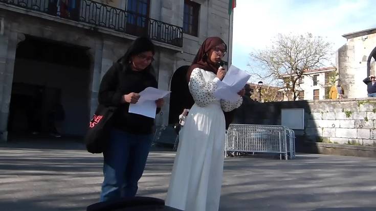 Arrazakeriaren aurkako eguneko mezua irakurri dute Goikoplazan