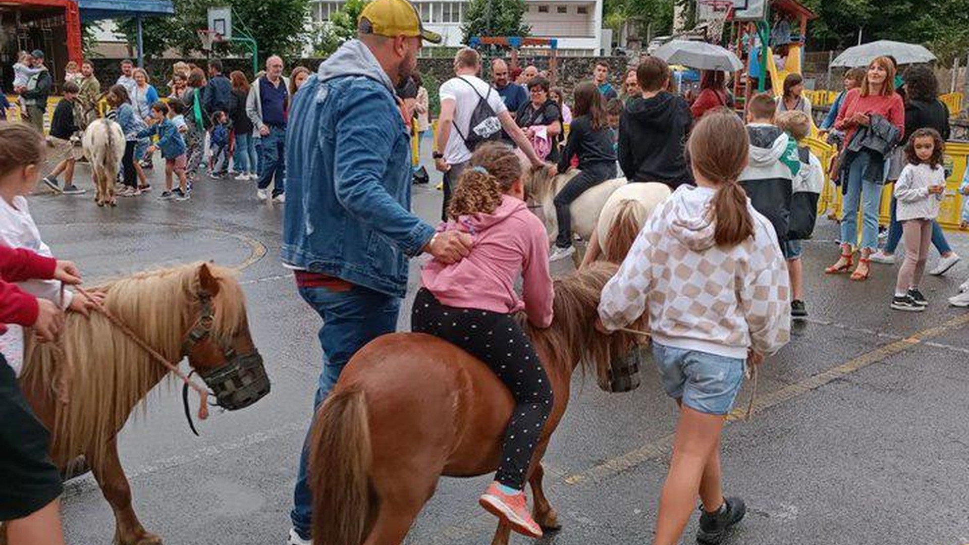 Euriak ez du igande arratsaldeko egitaraua oztopatu