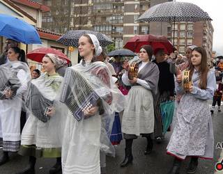 Euripean berritu dituzte Gabon kantuak Aita Larramendi ikastolako kideek