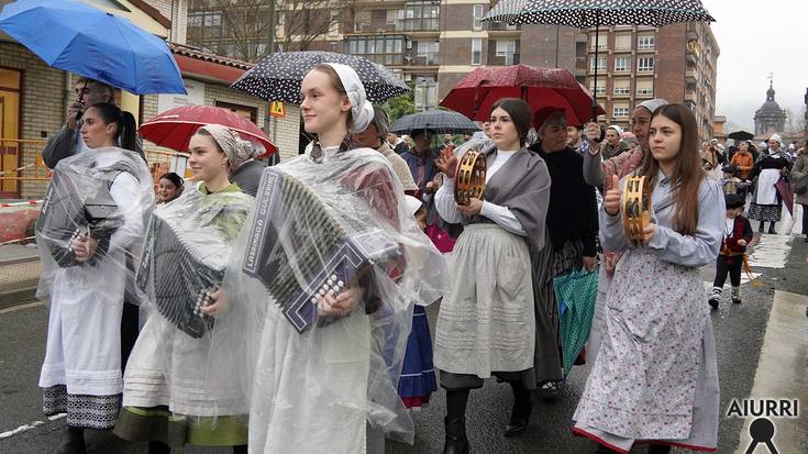Euripean berritu dituzte Gabon kantuak Aita Larramendi ikastolako kideek