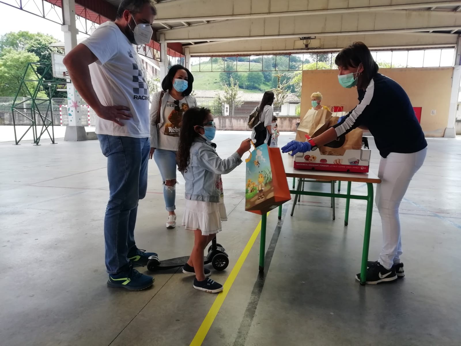 Egindako lanak eskolara ekartzera hurbildu dira familiak
