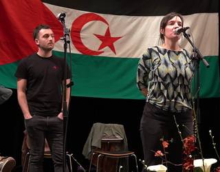 Sahararen aldeko bertso saioan Joanes Illarregi eta Oihana Iguaran: anai-arrebak, ilobak lainezten