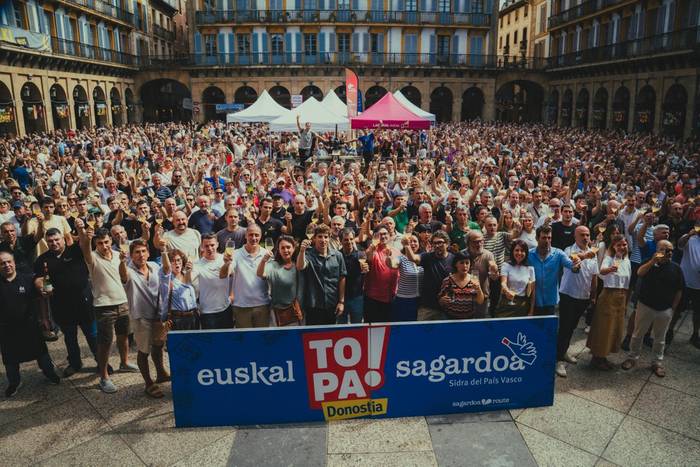 Trikitixa eta bertso doinuez lagunduta ospatu zen 39. Sagardo Eguna Donostian