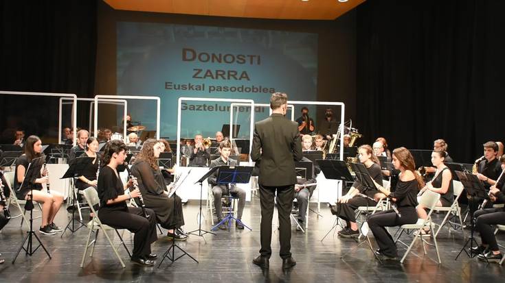 Udal Musika Eskolako Banda, Gaztelumendiren "Donosti-Zarra" pasodoblea jotzen