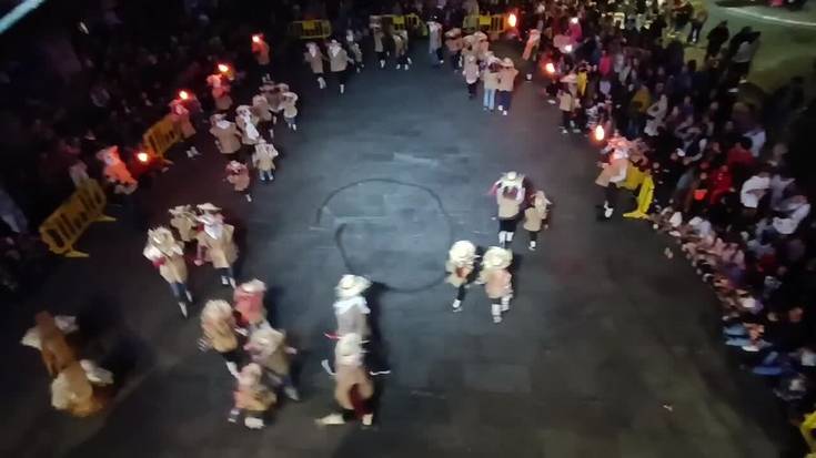 Urki dantza taldearen emanaldia, Gau Beltzan