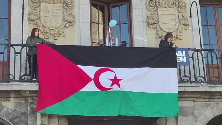 Sahararen bandera udaletxeko balkoian zintzilikatu dute