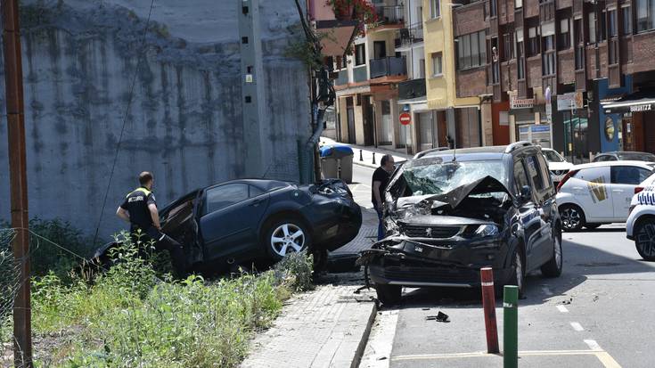 Urnieta aldetik abiadura bizian zetorren auto batek aurretik eraman ditu hainbat ibilgailu