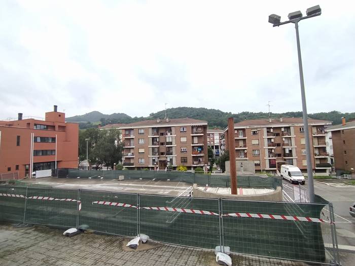 Zenbait aparkaleku kenduko dituzte, Plazido Muxikako estalpearen obra dela eta