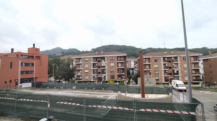 Zenbait aparkaleku kenduko dituzte, Plazido Muxikako estalpearen obra dela eta