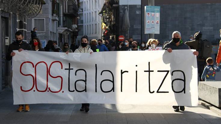 Ehundaka lagun bildu dira ostalariek deitutako manifestazio zaratatsuan