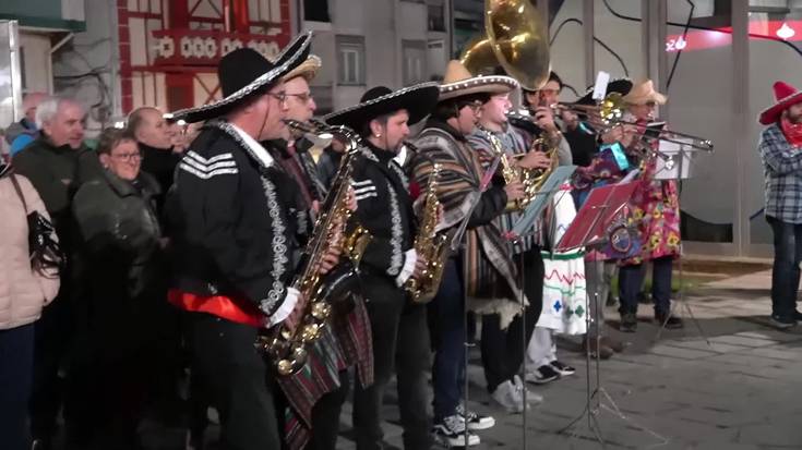 Udal Musika Eskolako instrumentu-joleen eta abeslarien kalejira, Mexikoko doinuekin