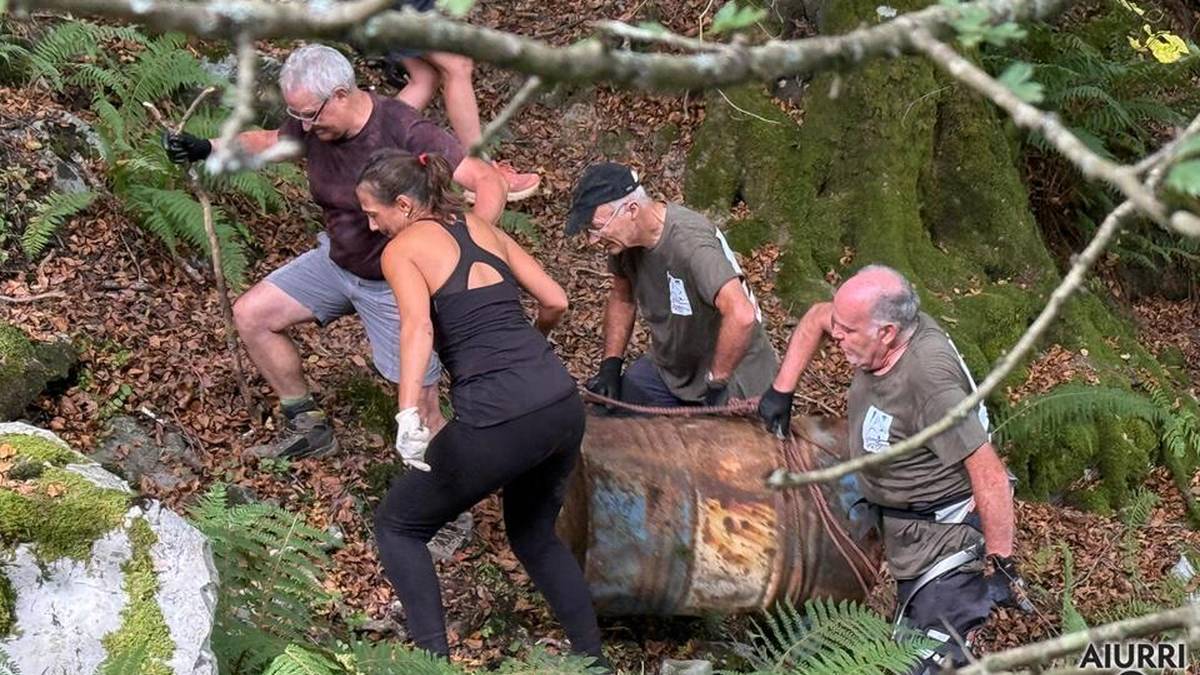 Hernio-Gazume inguruko zaborra ateratzeko lehen auzolana egin dute
