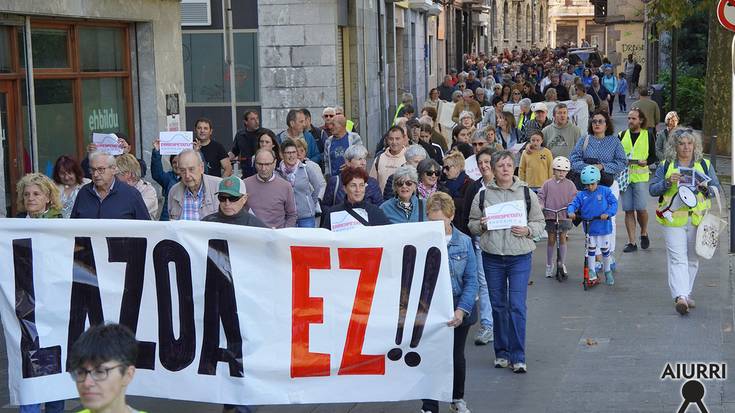 Laxoaren kontrako eta saihesbidearen aldeko manifestazio jendetsua egin dute, “Errespetatu Andoain”ek deituta
