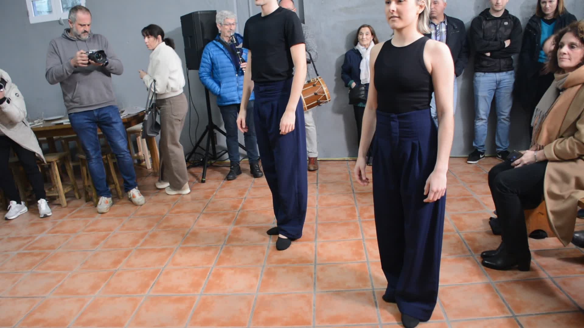 Urnietan I. Txotx irekiera ekitaldia: dantzarien Agurra eta txotx irekitzea