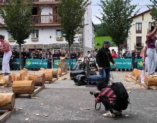 Oihana Fernandez de Barrena-Ekiñe Lopez eta Uxue Ansorregi-Maika Ariztegi aizkolariak Zertzenaren txapelketan