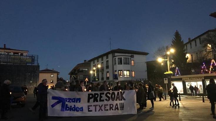 Euskal Presoen aldeko enkartelada egin dute urtero lez Goikoplazatik Zumea plazara