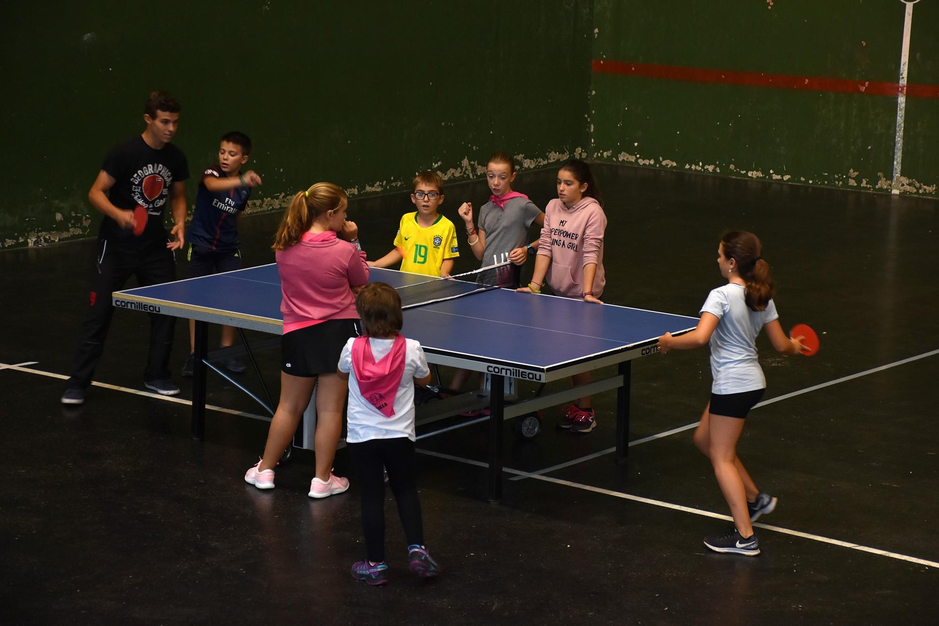 Ping-pongen gustura jolastu ziren txikienak frontoian