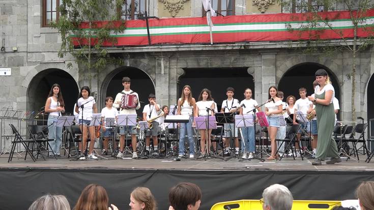 Udal Musika Eskolako Mugaz taldea: "Lasai, lasai" (Huntza)