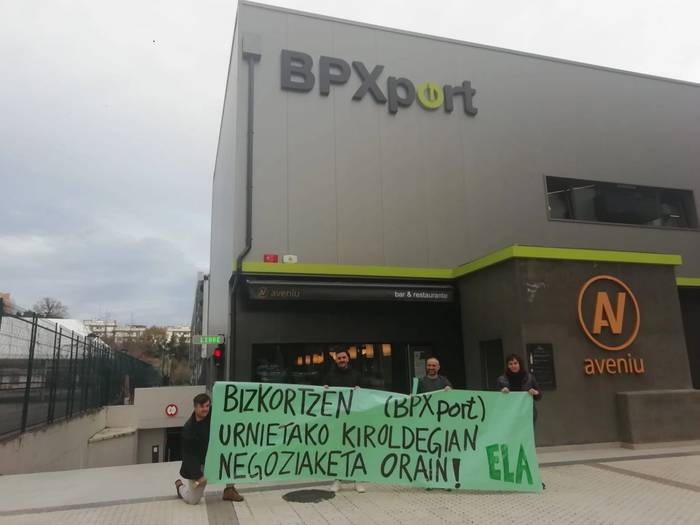 Elkarretaratzea egin dute Kiroldegiko langileek Donostiako BPXSport kiroldegiaren aurrean