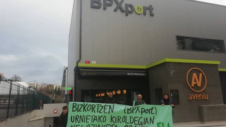Elkarretaratzea egin dute Kiroldegiko langileek Donostiako BPXSport kiroldegiaren aurrean